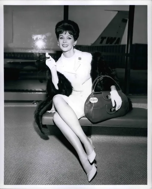 Довима в аэропорту, 1963