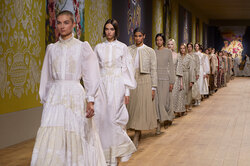 «Крестьянские» платья с ручной вышивкой и древо жизни от художницы на кутюрном показе Dior