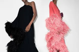 10 трендовых платьев с перьями на Новый год