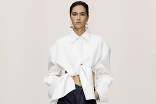 Это самый модный способ носить рубашку в 2026 году