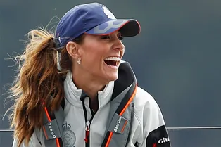 Трое в лодке: Кейт Миддлтон, принц Джордж и принцесса Шарлотта на регате The King’s Cup