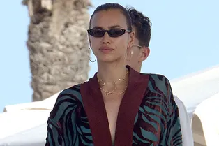 Носим пляжные аксессуары как Ирина Шейк