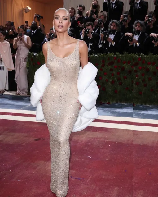 Кам Кардашьян в знаменитом «голом» платье Мэрилин Монро на Met Gala 2022 Кам Кардашьян в знаменитом «голом» платье Мэрилин Монро на Met Gala 2022