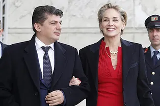 Как статуэтка: 60-летняя Шэрон Стоун выглядит безупречно в алом платье-футляре