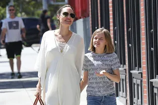 7 примеров от Анджелины Джоли, как этим летом носить платье-тунику