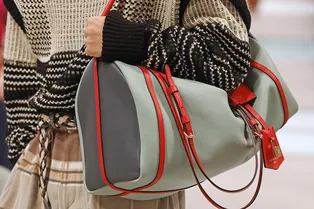 Осенью ваша сумка должна выглядеть так, словно вы отправляетесь в короткое путешествие Осенью ваша сумка должна выглядеть так, словно вы отправляетесь в короткое путешествие