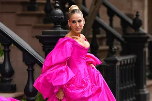 Золушка в разных туфельках: Сара Джессика Паркер в розовом платье-облаке