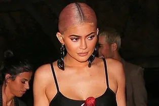 Кайли Дженнер вышла в свет в маленьком черном платье. Очень маленьком