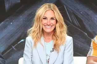 Джулия Робертс в небесно-голубом костюме Sandro приготовила сюрприз своим поклонникам