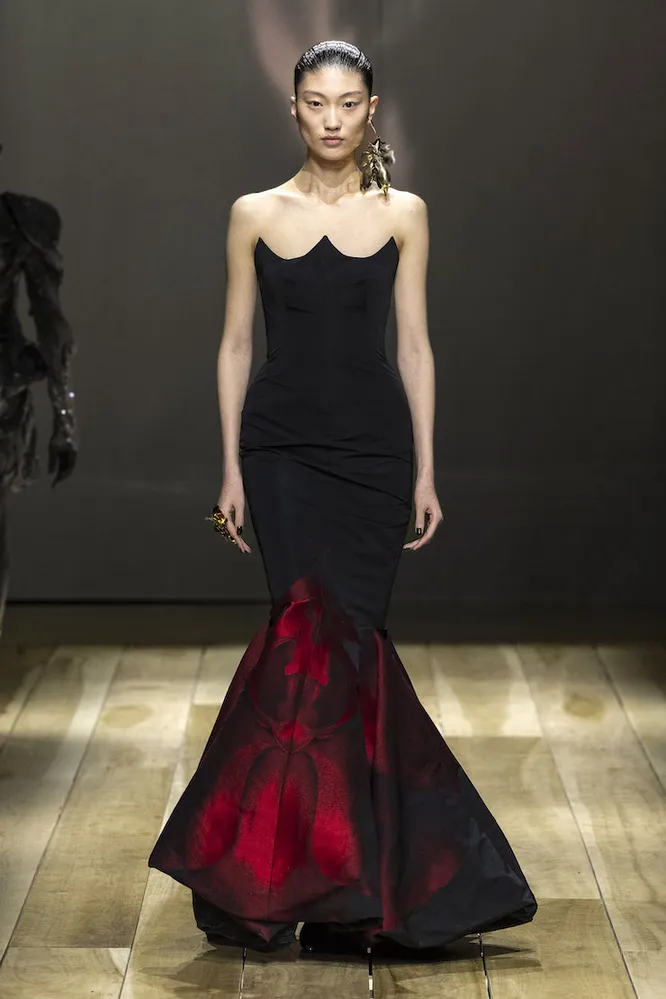 Alexander McQueen осень-зима 2023/24