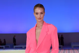 Ники Минаж, Роузи Хантингтон-Уайтли и Кьяра Ферраньи на показе Versace