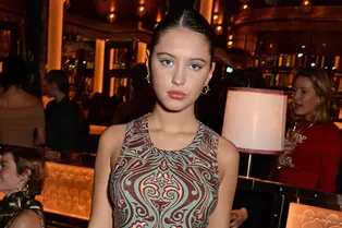 18-летняя Айрис Лоу подчеркнула фигуру гипнотическим платьем