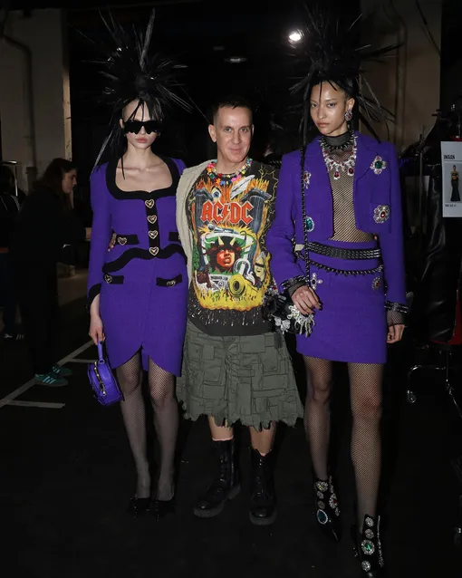 Джереми Скотт c моделями на бэкстейдже показа Moschino осень-зима 2023/24 Джереми Скотт c моделями на бэкстейдже показа Moschino осень-зима 2023/24