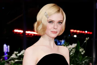 Карантин — время перемен: Эль Фаннинг перекрасила волосы в розовый