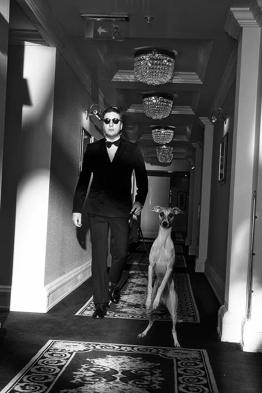 СОРОЧКА, ПИДЖАК И ПОЯС- КУШАК, Boss; БРЮКИ, Ermenegildo Zegna; БАБОЧКА, Massimo Dutti; ТУФЛИ, Geox; ОЧКИ, Ray-Ban