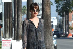 Нечего скрывать: Дакота Джонсон вышла в прозрачном платье Isabel Marant Étoile за кофе