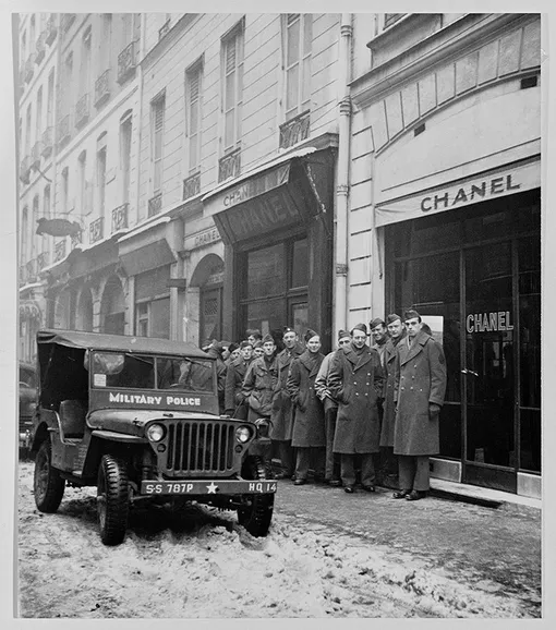 Американские солдаты у бутика Chanel в Париже, 1945 год