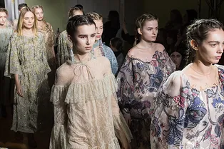 45 мгновений весны на показе новой коллекции Alena Akhmadullina весна-лето 2018