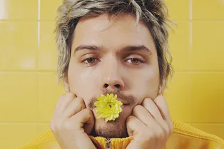 «Мой главный прием — показать знакомые вещи в новом формате»: дизайнер Гарри Нуриев о том, где черпать вдохновение