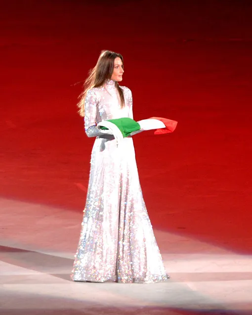 Карла Бруни на церемонии открытия олимпиады в Турине, 2006 Карла Бруни на церемонии открытия олимпиады в Турине, 2006