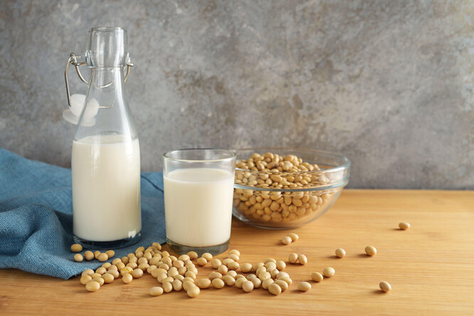 Соевое молоко: польза и вред для организма