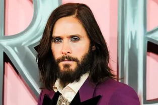 Макияж в тон костюма и галстук из кристаллов: Джаред Лето лучше всех умеет носить Gucci