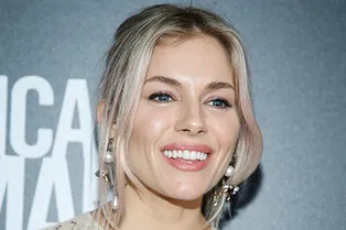 Посмотрите на Сиенну Миллер и носите ажурные колготки с мини