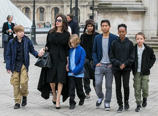 Анджелина Джоли и шестеро ее детей