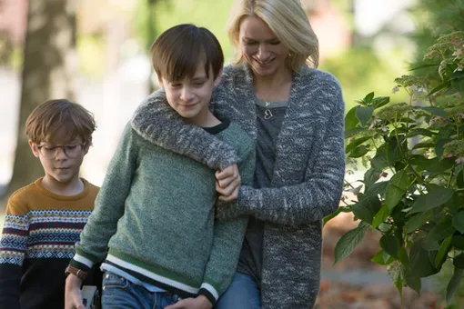 Наоми Уоттс и ее 11-летний сын замышляют убийство в фильме «Книга Генри»