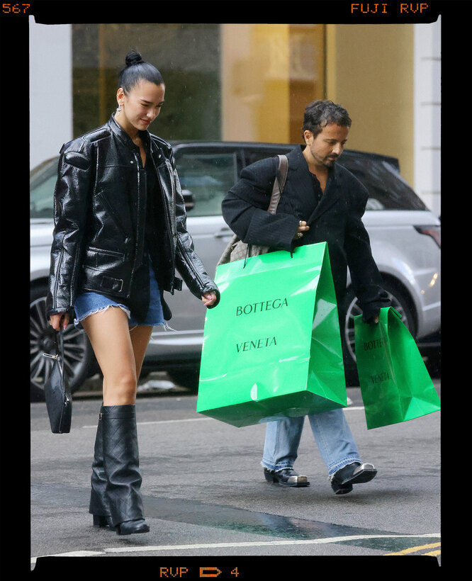 Дуа Липа со стилистом Лоренцо Посокко во время шоппинга в Лондоне, июль 2023 год