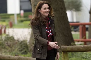 Как Кейт Миддлтон сочетает главные цвета сезона в удобном весеннем образе