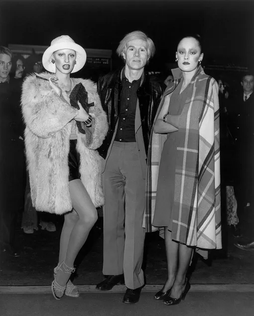 Энди Уорхол в окружении двух своих суперзвезд – Донны Джордан и Джейн Форт, в Нью-Йорке, 1970