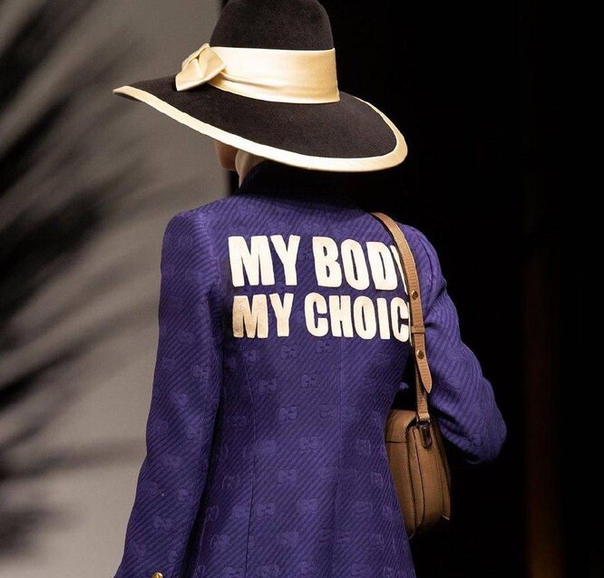Жакет с надписью «Мое тело — мое дело» в коллекции Gucci Resort 2020 Жакет с надписью «Мое тело — мое дело» в коллекции Gucci Resort 2020