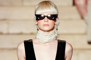 Забудьте о тонкой нитке жемчуга — в этом сезоне его должно быть много