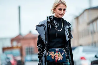 Как носить лаковые вещи: 12 идей от модных инфлюэнсеров