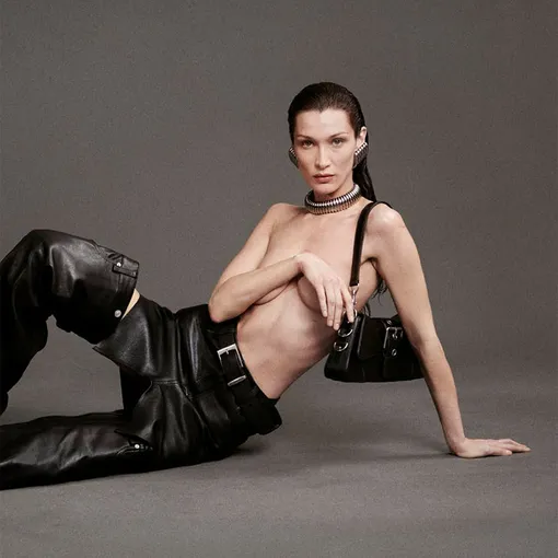 Белла Хадид для Balenciaga осень-зима 2022 Белла Хадид для