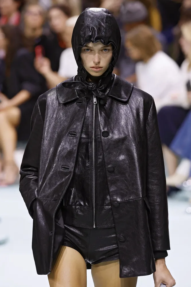 Prada весна-лето 2025