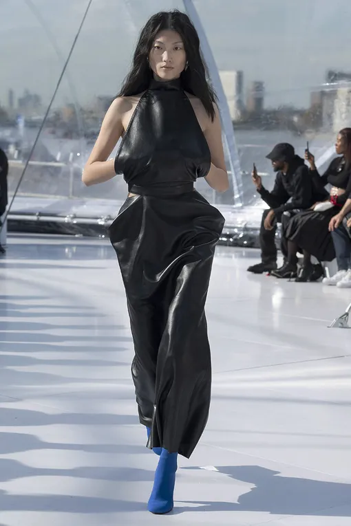 Alexander McQueen весна-лето 2023 Alexander McQueen весна-лето 2023