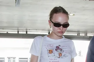 Что означает послание на футболке Лили-Роуз Депп