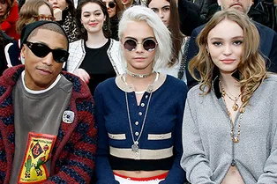 Лили-Роуз Депп, Ванесса Паради, Кара Делевинь на показе Chanel Лили-Роуз Депп, Ванесса Паради, Кара Делевинь на показе Chanel