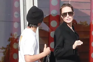 Базовый образ от Анджелины Джоли, который подойдет всем