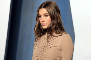 «Оставьте меня в покое»: Хейли Бибер резко ответила на слухи о своей беременности