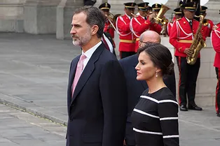 Королева Летиция в платье Carolina Herrera и с клатчем Furla на приеме в Перу