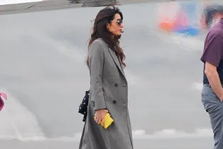 Комбо на все случаи жизни: Амаль Клуни показывает самый простой и стильный способ носить серое пальто