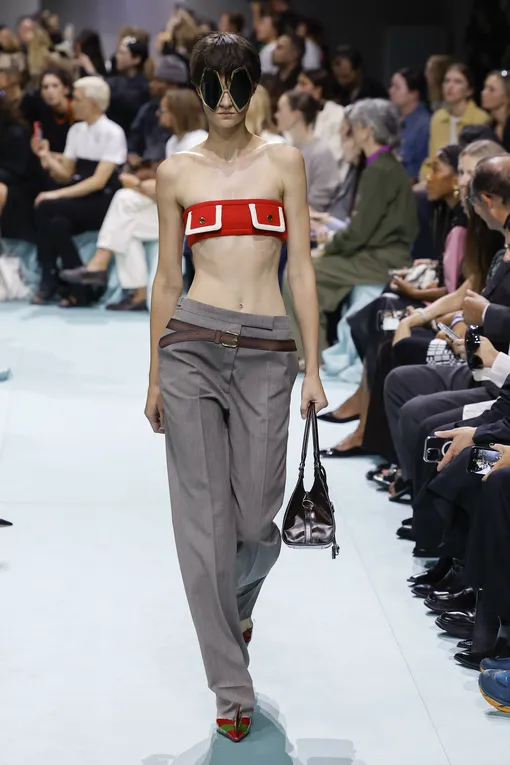 Prada весна-лето 2025