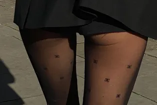 Короткие шорты и черные колготки — самое модное комбо этой весны