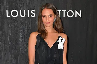 Алисия Викандер на вечеринке Louis Vuitton в самых желанных туфлях сезона