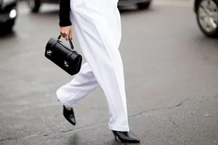 Как носить белые джинсы и брюки зимой: 8 образов, которые нужно повторить