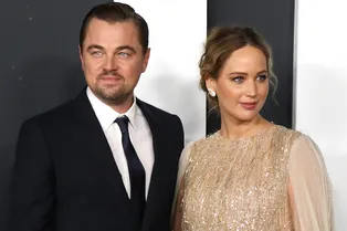 Дженнифер Лоуренс в «платье-дождике» Dior и Леонардо Ди Каприо на премьере фильма «Не смотрите наверх»