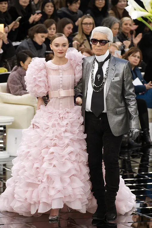 Лили-Роуз Депп и Карл Лагерфельд на показе Chanel Haute Couture весна-лето 2017